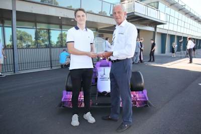 Oscar Piastri bekam den Sir Jack Brabham Award vom früheren Formel-1-Piloten Tim Schenken überreicht 