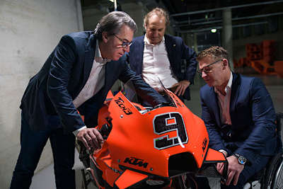Stefan Pierer, Hubert Trunkenpolz und Pit Beirer (re.) mit der Petrucci-KTM