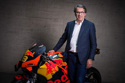 Stefan Pierer mit der KTM RC16 von Brad Binder