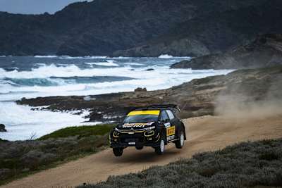 Petter Solberg and Andreas Mikkelsen bei der Rallye Sardinien