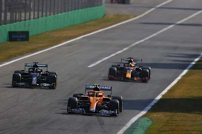 Max Verstappen vor dem Angriff auf Lewis Hamilton	