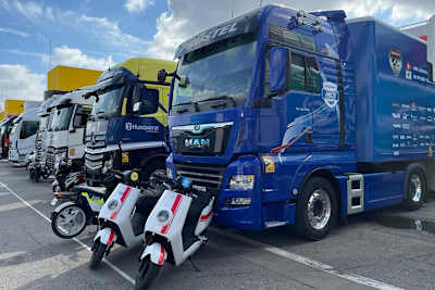 Donnerstagfrüh: Der PrüstelGP-Truck und die 2 Teamroller im Paddock in Montmeló
