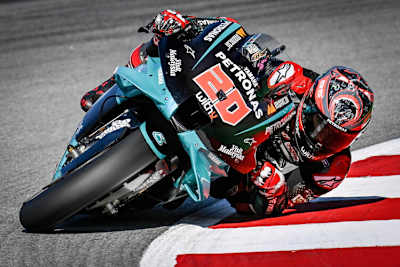 Ellbogen am Boden: Der dreifache Saisonsieger Fabio Quartararo (21) macht es vor