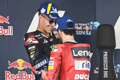 Fabio Quartararo auf dem Podest mit Sieger Pecco Bagnaia