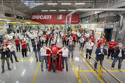 Stolz prasentiert Ducati den Abstands-Radar - viel dringender wäre jedoch eine massive Lärmreduktion