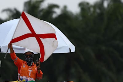 Die weisse Flagge mit dem diagonalen roten Kreuz warnt vor Regen