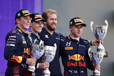Die Red Bull-Junioren Liam Lawson (ganz links) und Jüri Vips (ganz rechts)