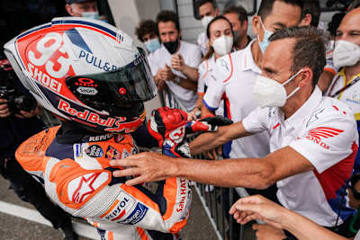 Alberto Puig jubelt nach Márquez-Triumph