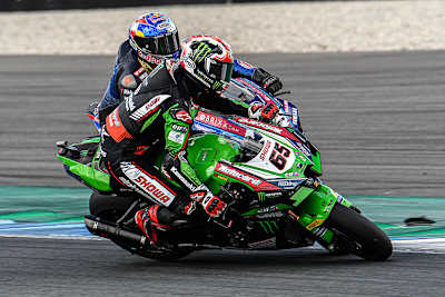 Toprak Razgatlioglu – im Hintergrund fliegt Johnny Rea