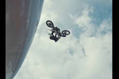 Der Schweizer Freestyle-Motocrosser Mat Rebeaud durfte das Verkehrshaus Luzern als Spielplatz nutzen