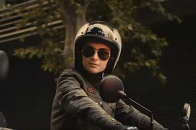 Sitzt diese freundlich lächelnde Motorradfahrerin auf der neuen Kawasaki Z650RS?