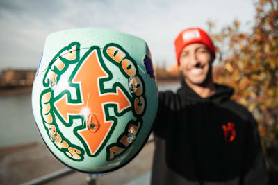Daniel Ricciardo zeigt seinen neuen Helm