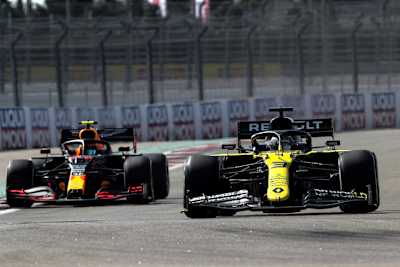 Daniel Ricciardo (rechts) in Sotschi, links Alex Albon