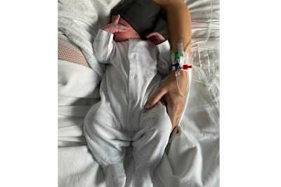 Alex Rins stattete der Suzuki-Box mit Gips am rechten Arm einen Besuch ab  