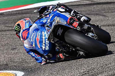 Alex Rins im Rennen in Aragón: Hier greift er Viñales an