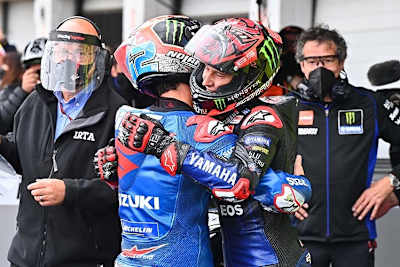 Alex Rins und Fabio Quartararo umarmten sich im Parc Fermé