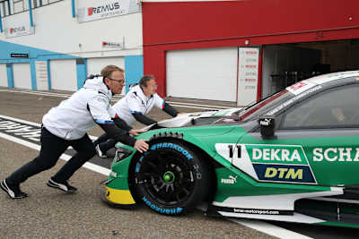 Teamchef Stefan Reinhold packt mit an