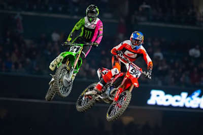 Jason Anderson (#21) fliegt an Ken Roczen (#94) heran
