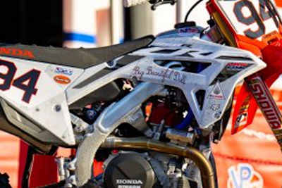 Die Honda von Ken Roczen mit der Aufschrift 'Big Beautiful Doll' des Weltkriegsjägers Mustang P51