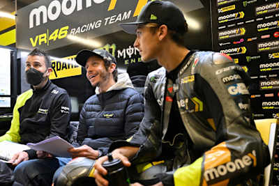 In der VR46-Box: Crew-Chief David Munoz, Valentino Rossi und Luca Marini