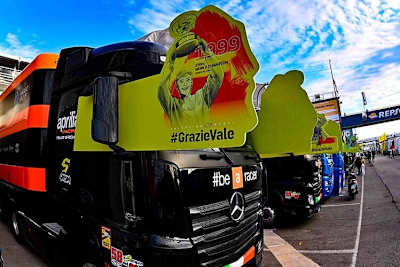 Auch auf dem Aprilia-Truck werden die Erfolge von Rossi gewürdigt; er gewann für Aprilia 2 WM-Titel