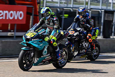 Valentino Rossi vor seinem Bruder Luca Marini auf der Ducati in VR46-Farben