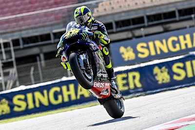 Ein Wheelie exklusiv für SPEEDWEEK.com-Fotograf Fritz Glänzel nach Startplatz 3: Valentino Rossi war bester Laune