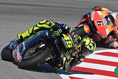 In Catalunya: Valentino Rossi vor Stefan Bradl