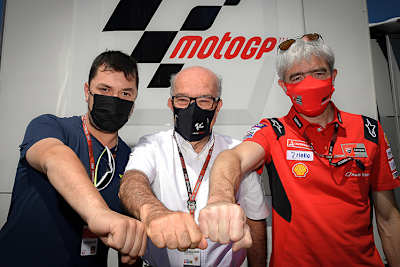 Rossi-Freund Uccio Salucci, Carmelo Ezpeleta (Dorna-CEO) und Ducati-Rennchef Gigi Dall'Igna