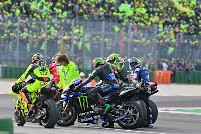 Anerkennende Geste von Valentino Rossi für Franco Morbidelli; links davon Marini, rechts davon Bastianini