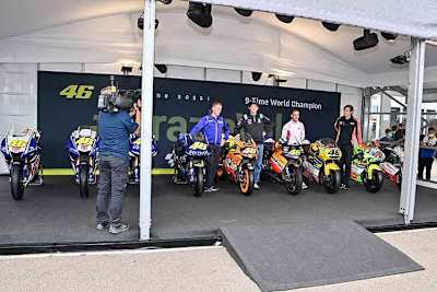 Valentino Rossi mit seinen WM-Motorrädern