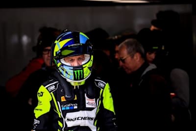 Valentino Rossi wartet auf sein Rennauto
