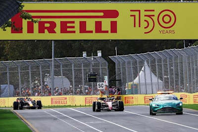 Safety-Car-Phase in Abu Dhabi 2021: Hinter Leader Hamilton eine Reihe überrundeter Autos, weit hinten Verstappen