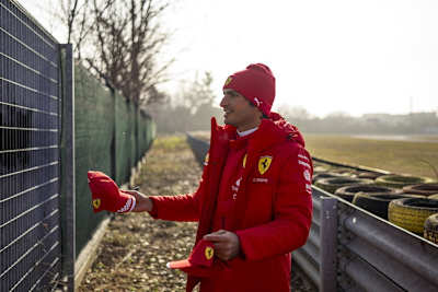 Carlos Sainz absolvierte seine erste Sitzprobe für Ferrari 