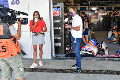 ServusTV-Moderatorin Andrea Schlager und Experte Gustl Auinger in Jerez