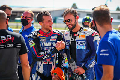 Schmitter gratuliert Folger (v.li.) zum Sieg