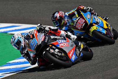 Marcel Schrötter beim Kampf gegen Sam Lowes