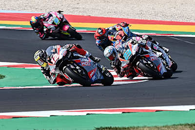 Im Rennen: Tom Lüthi vor Schrötter, der Schweizer wurde Fünfter, der Bayer stürzte