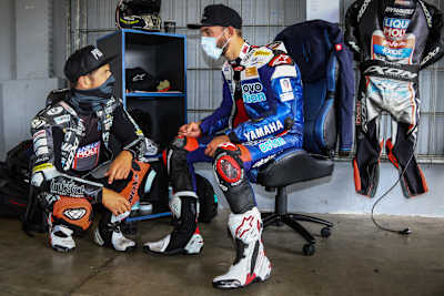 Marcel Schrötter (li.) im Austausch mit Jonas Folger