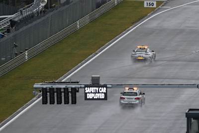 Der Regen bestimmt das Programm, noch ist es zu nass für den Qualifying-Start