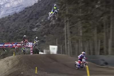 Jeremy Seewer bei seinem legendären Sprung in Trentino 2022