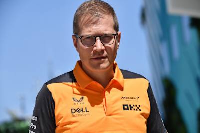 Andreas Seidl (mit Brille) freut sich mit Lando Norris über dessen dritten Platz in Imola