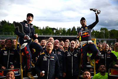 Max Verstappen und Sergio Pérez nach ihrem Doppelsieg in Imola