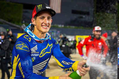 Chase Sexton nach seinem ersten Sieg in der 450er Supercross Klasse