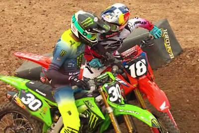 Jo Shimoda (#30) feiert seinen ersten Sieg, Jett Lawrence (#18) gratuliert dem Sieger