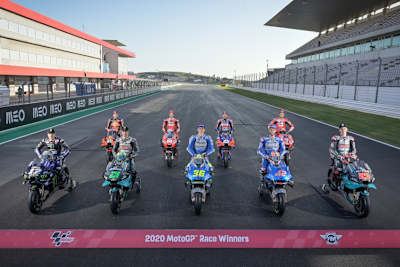 Die MotoGP-Sieger 2020: Maverick Viñales, Franco Morbidelli, Joan Mir, Alex Rins, Fabio Quartararo (erste Reihe) sowie Brad Binder, Andrea Dovizioso, Miguel Oliveira und Danilo Petrucci (dahinter)