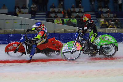 Der erste Sturz von Hans Weber – hinter Harald Simon