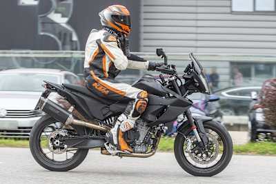 KTM 890 SMC: Supermoto mit Zweizylindermotor von KTM - gesichtet im Stadium der Fahrerprobung