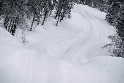 Die tief verschneiten Rallyepisten