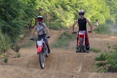 Tim Gajser (rechts) kontrolliert seine Schülerin Spela